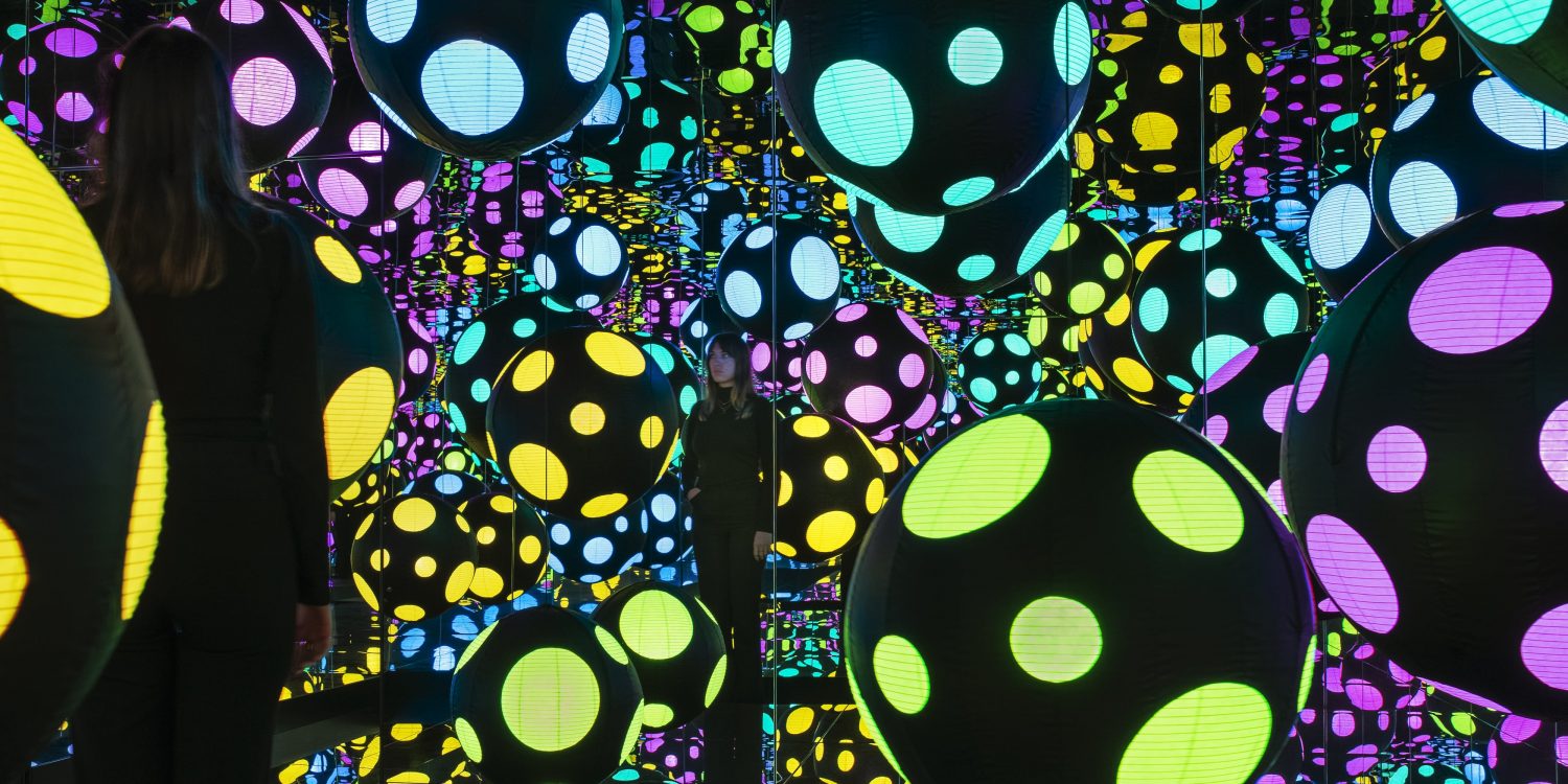 Infinity Rooms and Beyond – The Lowdown on Yayoi Kusama’s Dazzling New Exhibition